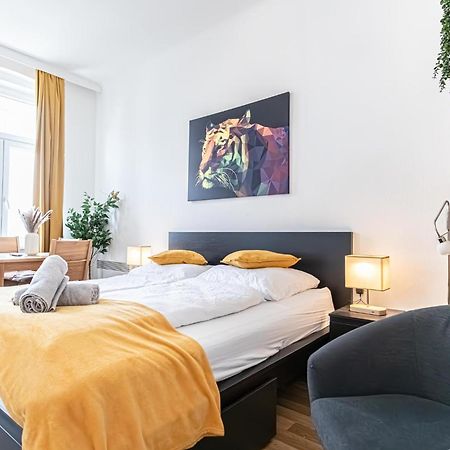 Explore Vienna: 1Br Retreat Near Westbahnhof Esterno foto