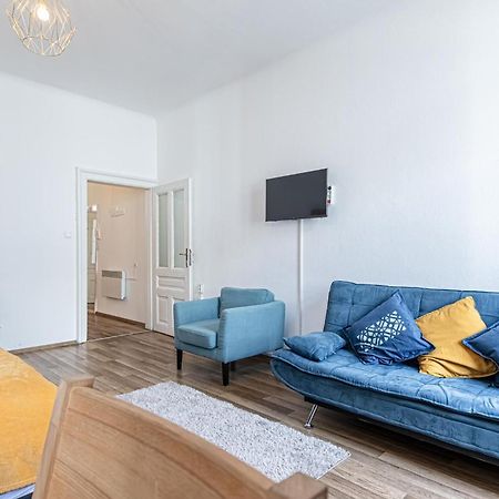 Explore Vienna: 1Br Retreat Near Westbahnhof Esterno foto