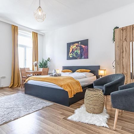Explore Vienna: 1Br Retreat Near Westbahnhof Esterno foto