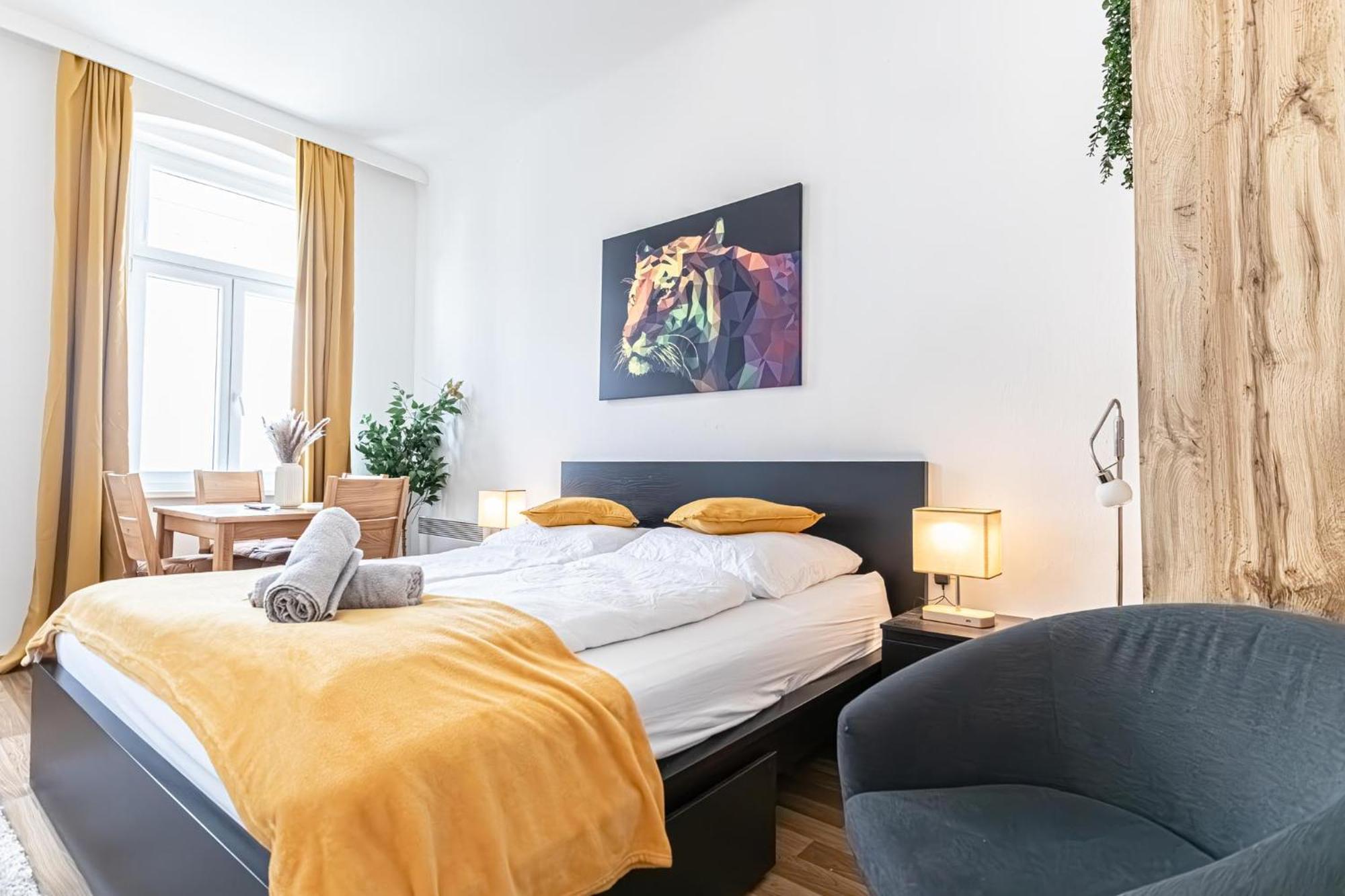 Explore Vienna: 1Br Retreat Near Westbahnhof Esterno foto