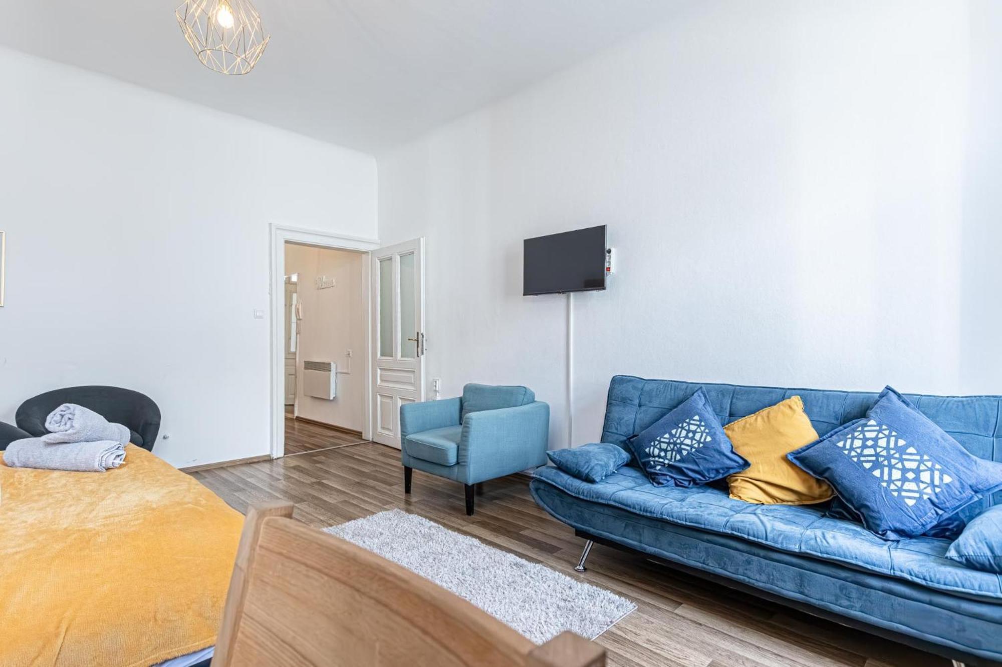 Explore Vienna: 1Br Retreat Near Westbahnhof Esterno foto