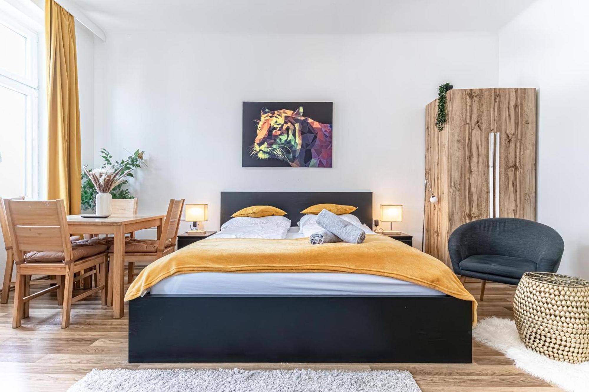 Explore Vienna: 1Br Retreat Near Westbahnhof Esterno foto