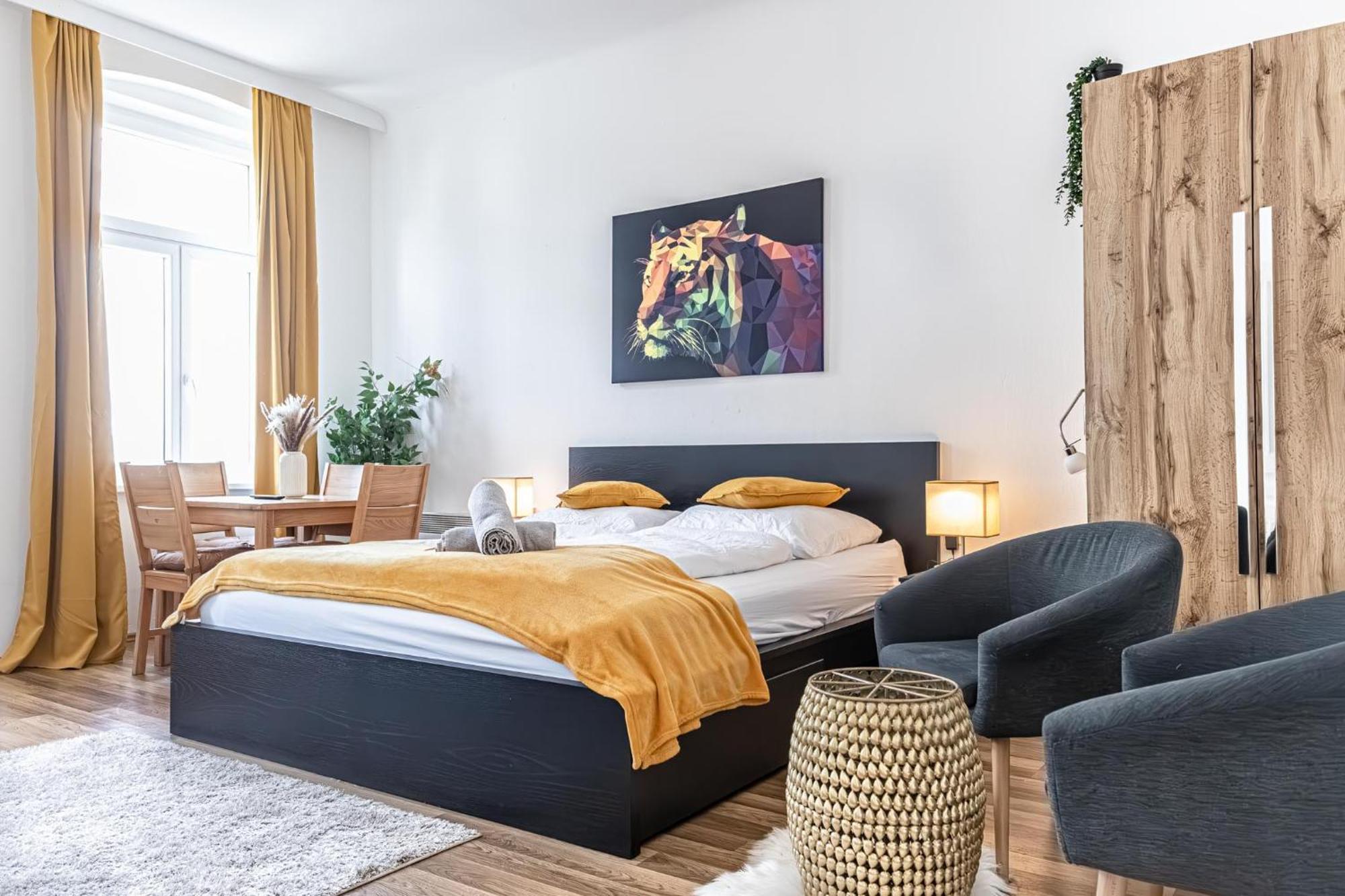 Explore Vienna: 1Br Retreat Near Westbahnhof Esterno foto