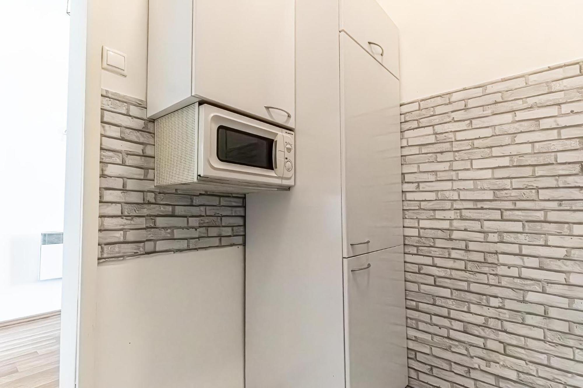 Explore Vienna: 1Br Retreat Near Westbahnhof Esterno foto