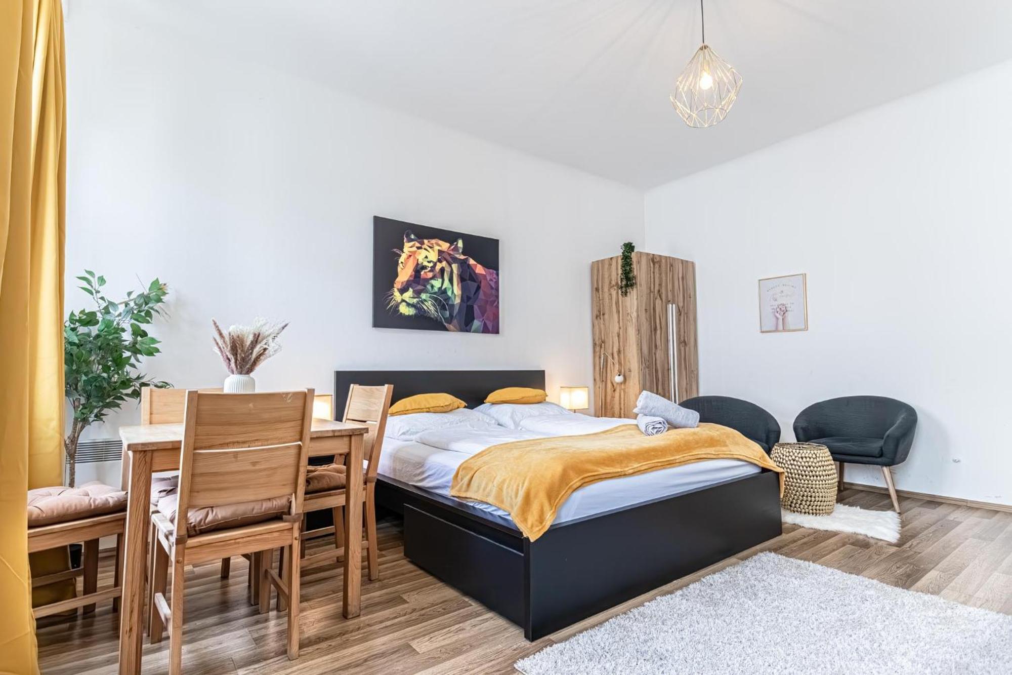 Explore Vienna: 1Br Retreat Near Westbahnhof Esterno foto