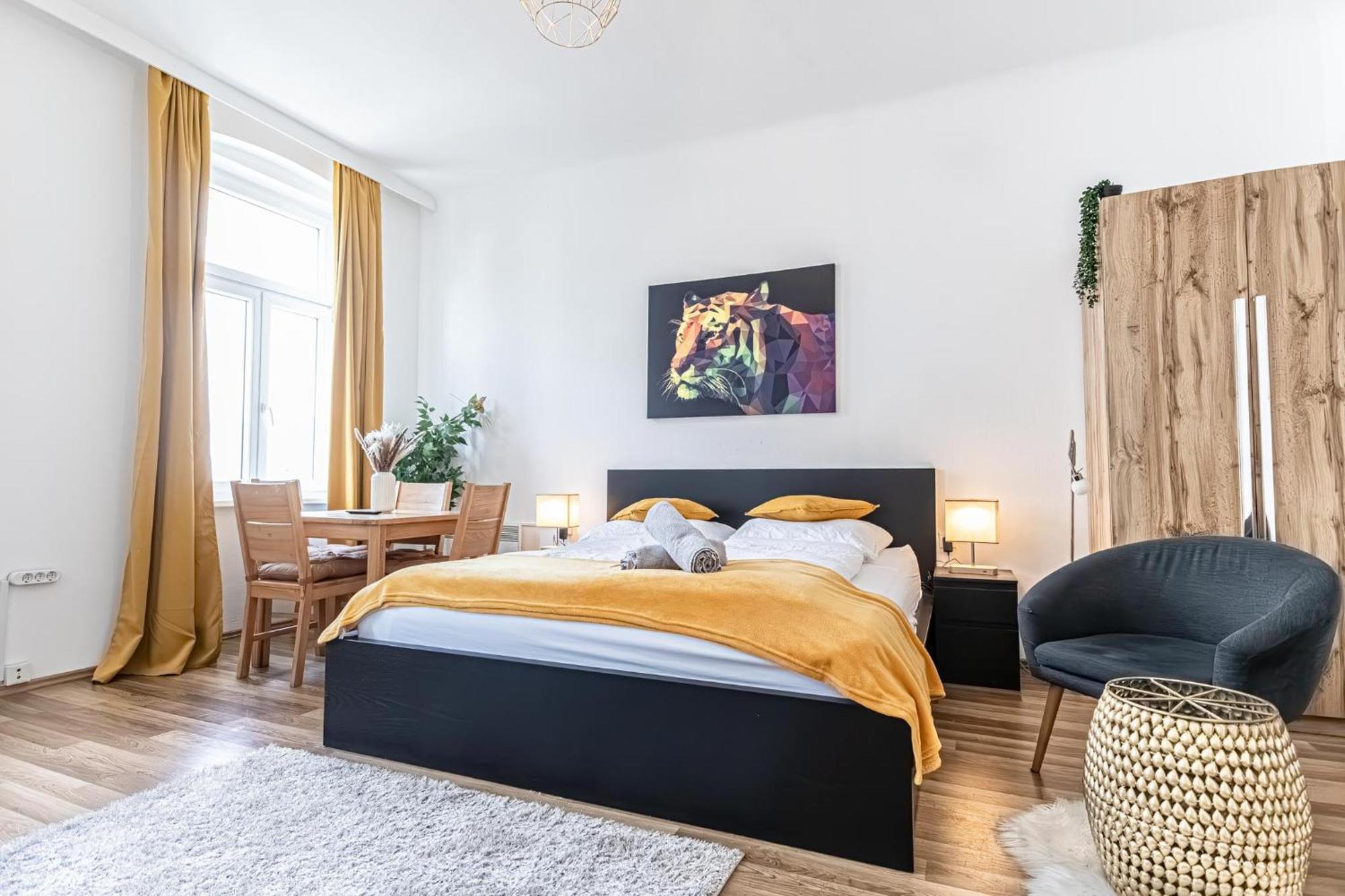 Explore Vienna: 1Br Retreat Near Westbahnhof Esterno foto
