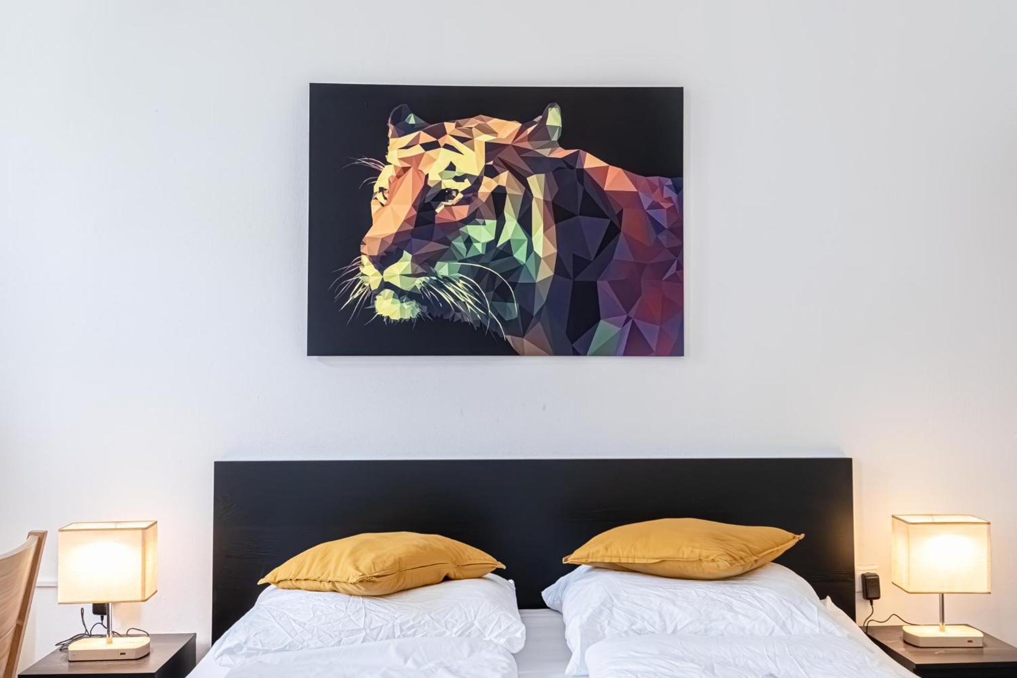 Explore Vienna: 1Br Retreat Near Westbahnhof Esterno foto