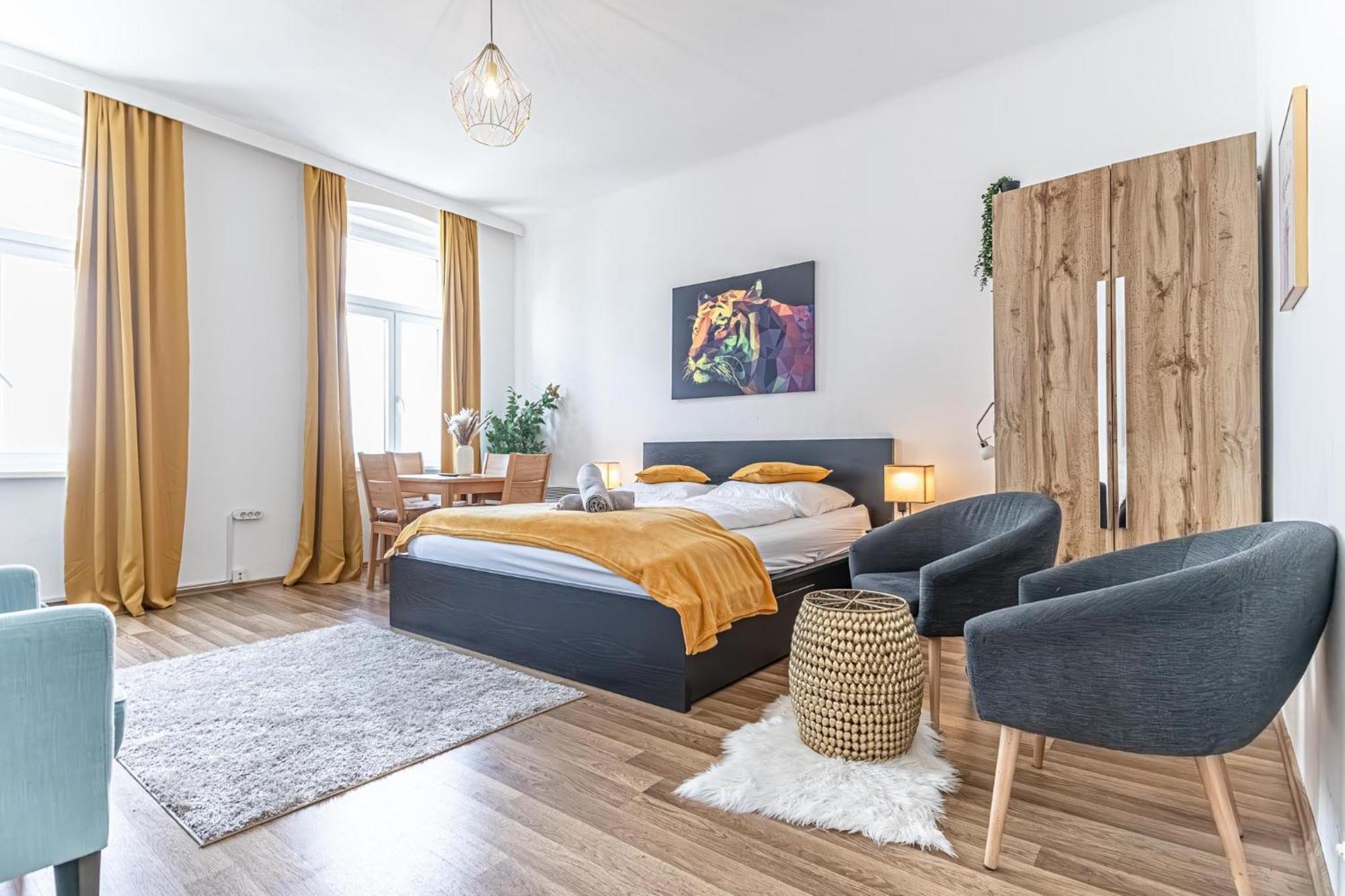 Explore Vienna: 1Br Retreat Near Westbahnhof Esterno foto