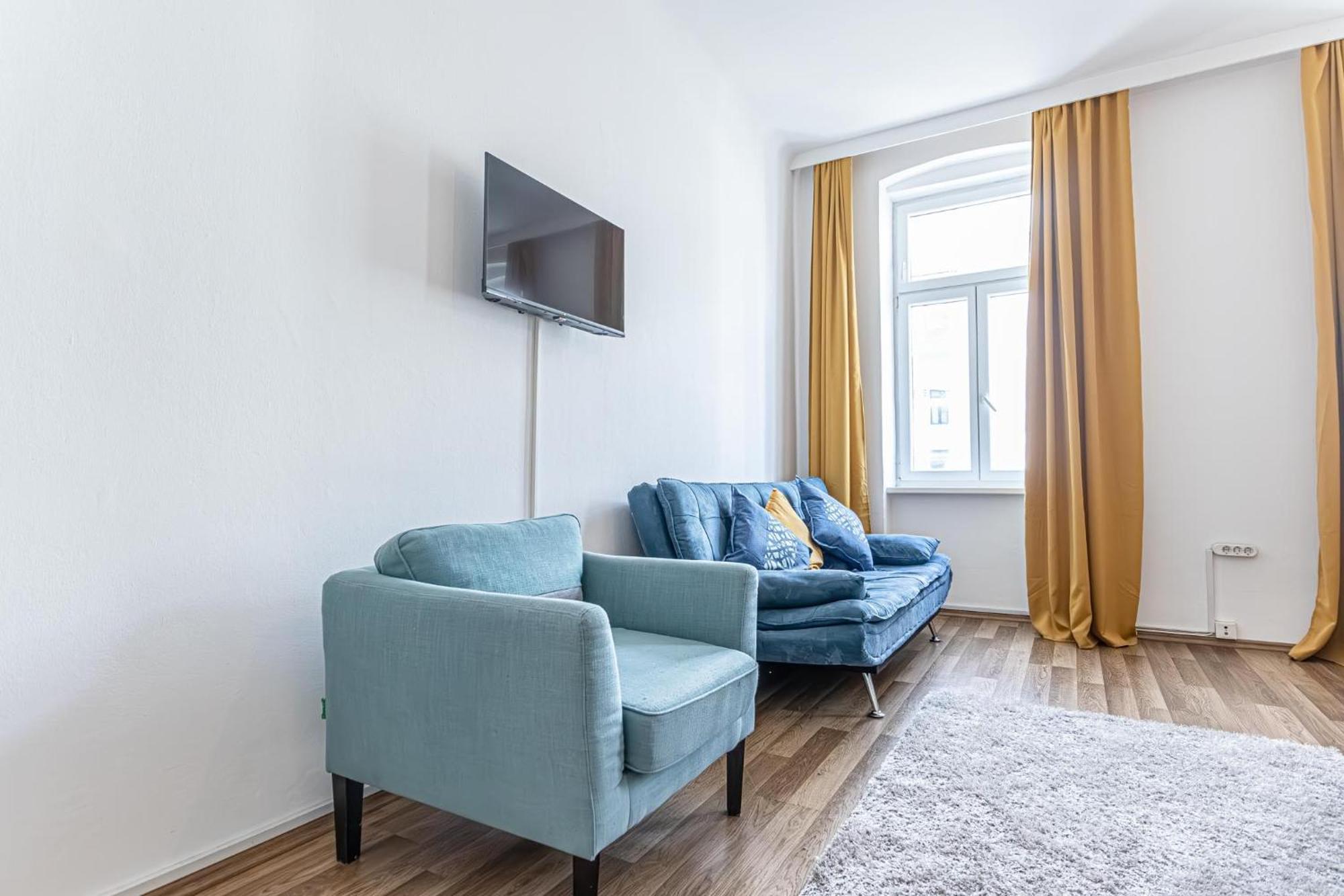 Explore Vienna: 1Br Retreat Near Westbahnhof Esterno foto