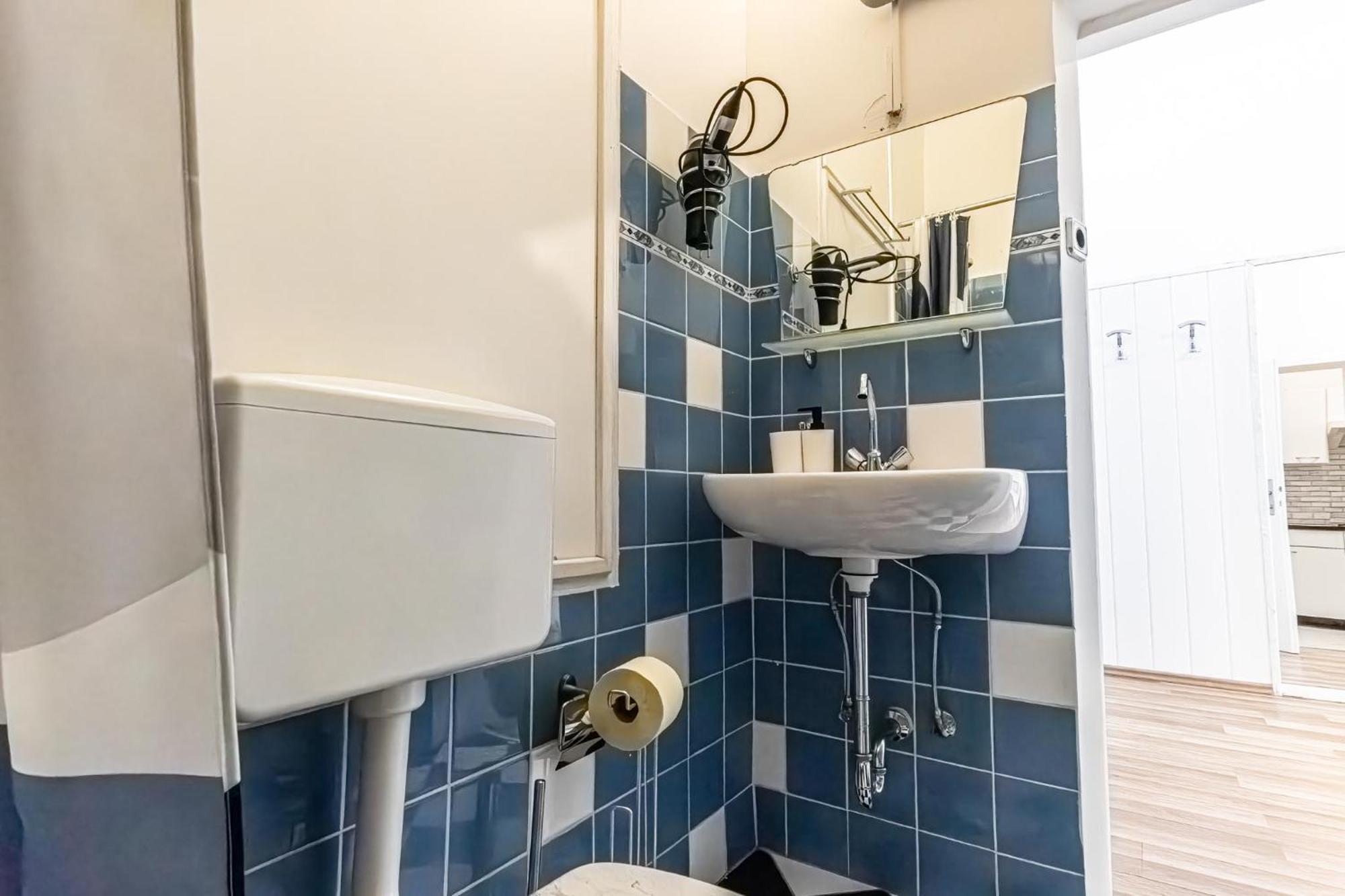 Explore Vienna: 1Br Retreat Near Westbahnhof Esterno foto