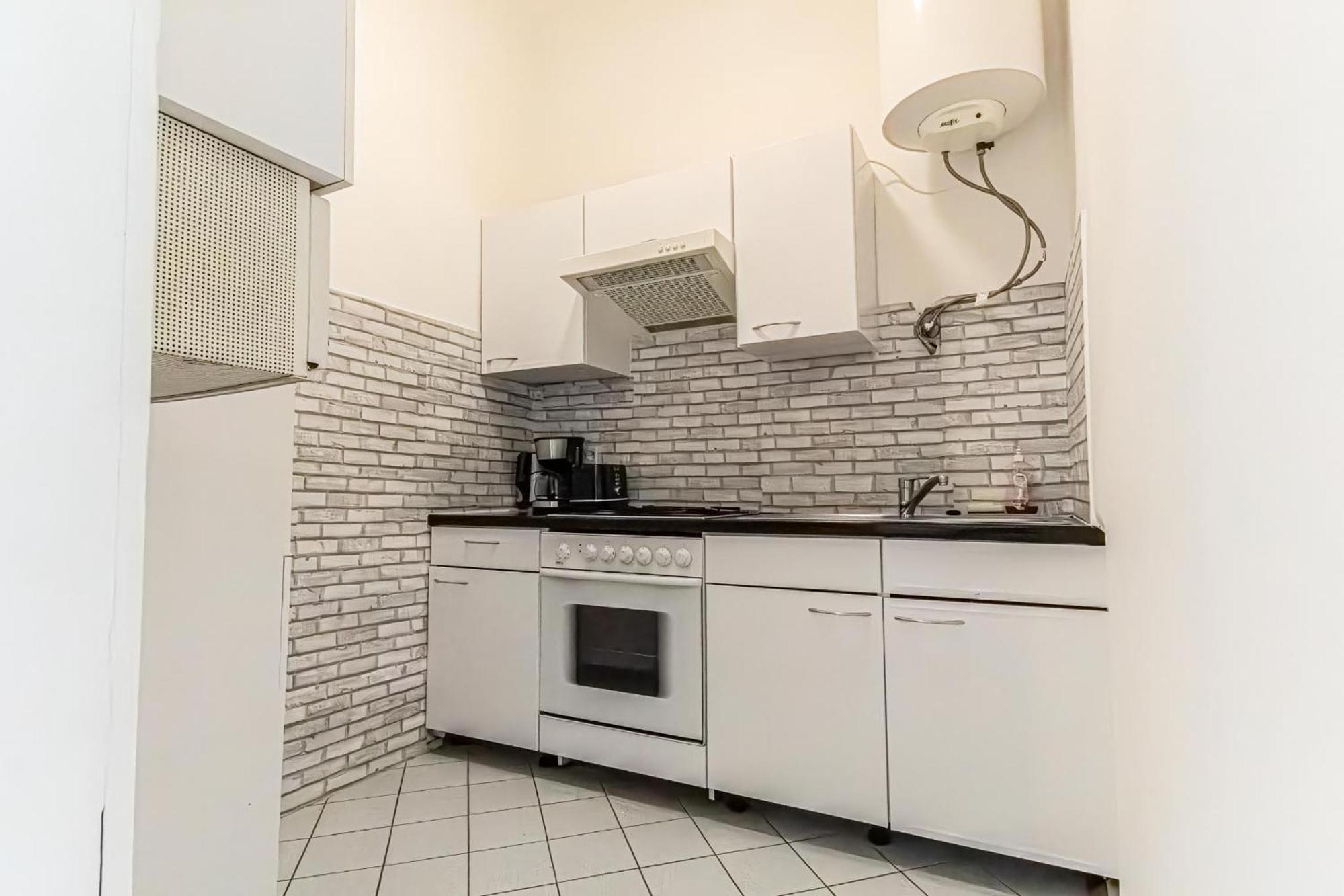 Explore Vienna: 1Br Retreat Near Westbahnhof Esterno foto