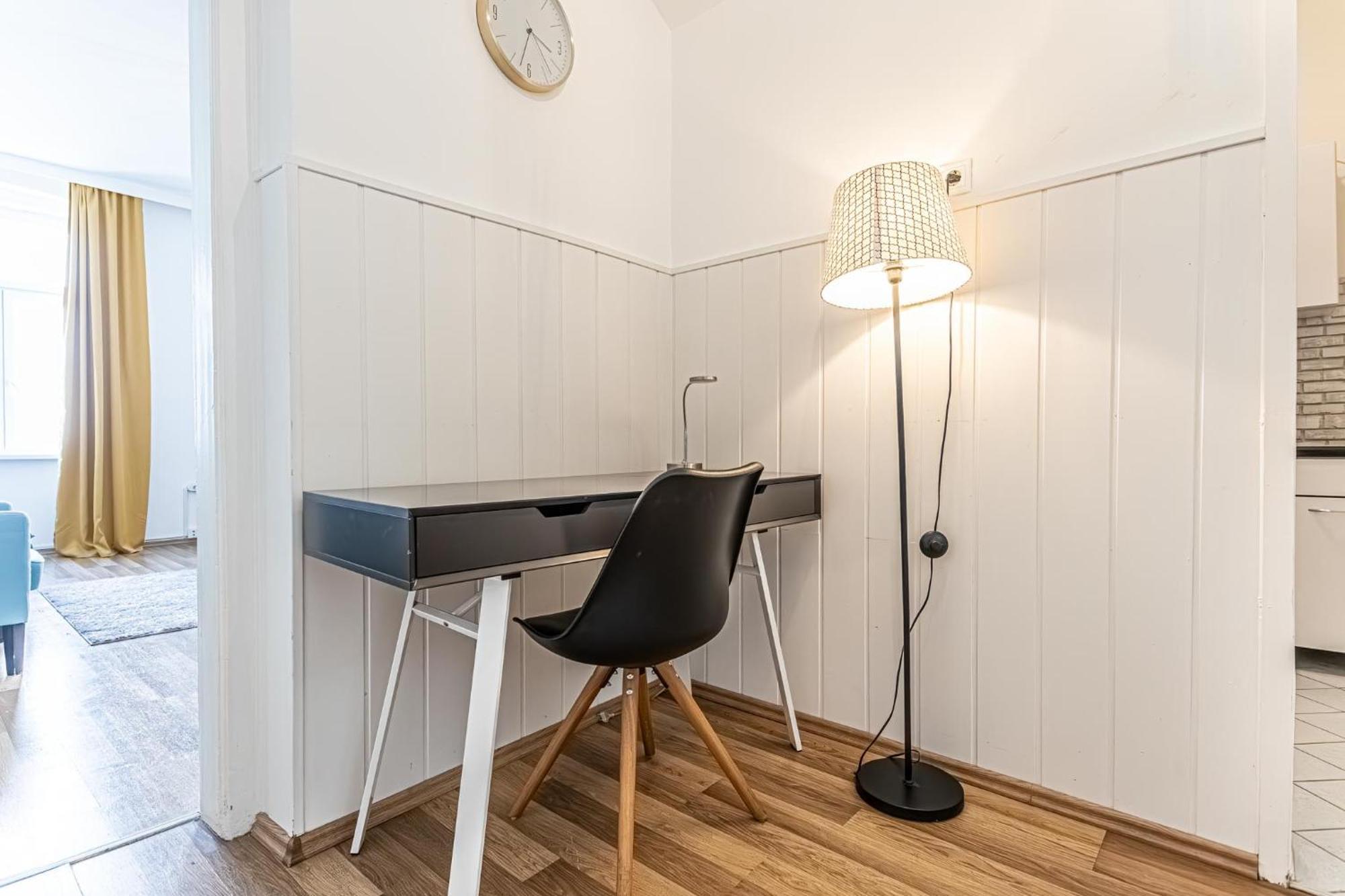 Explore Vienna: 1Br Retreat Near Westbahnhof Esterno foto