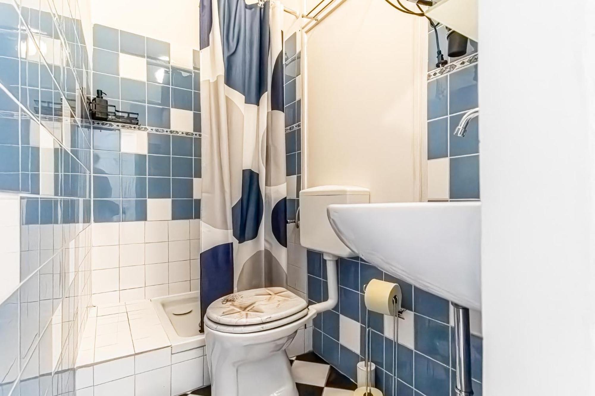 Explore Vienna: 1Br Retreat Near Westbahnhof Esterno foto