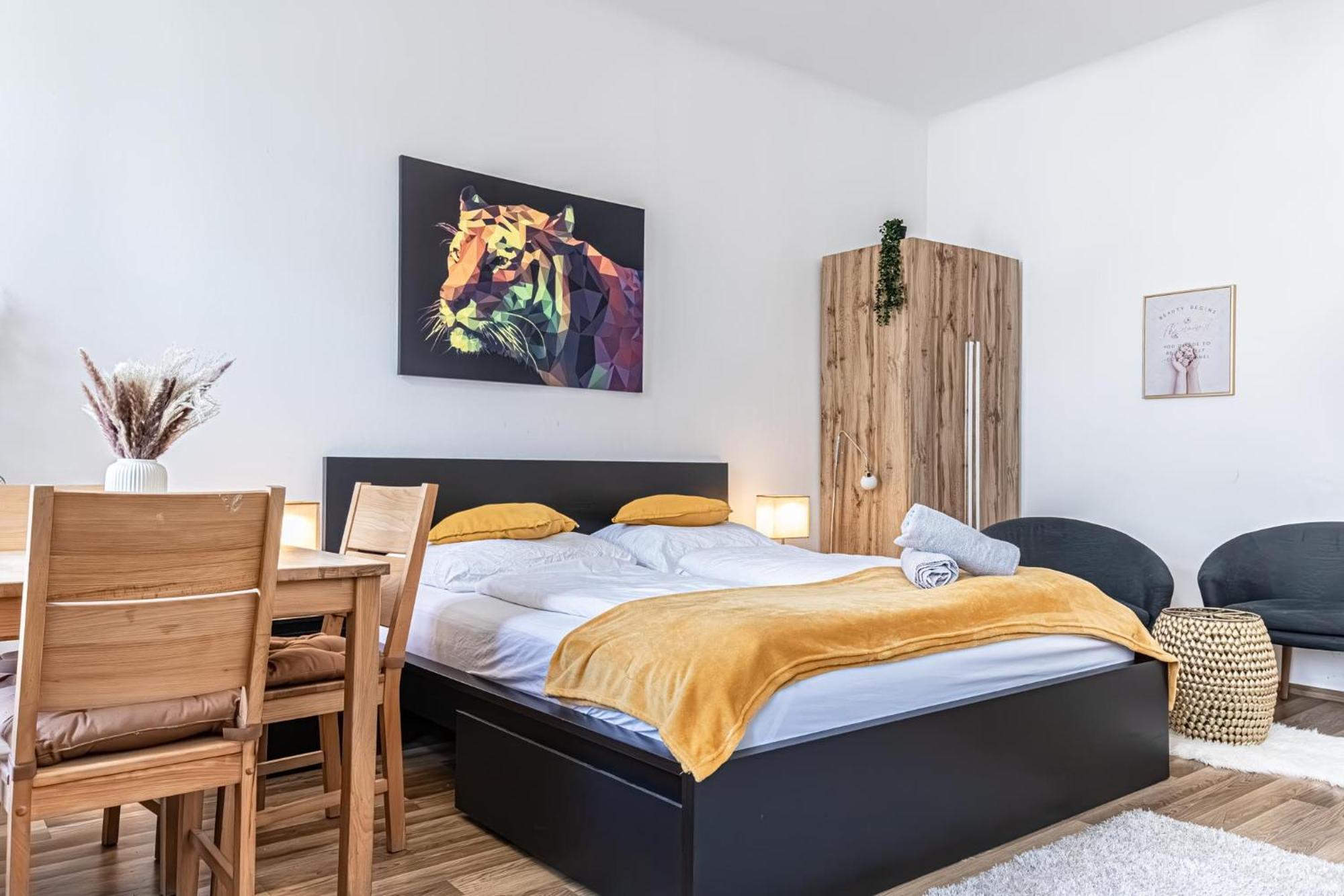 Explore Vienna: 1Br Retreat Near Westbahnhof Esterno foto