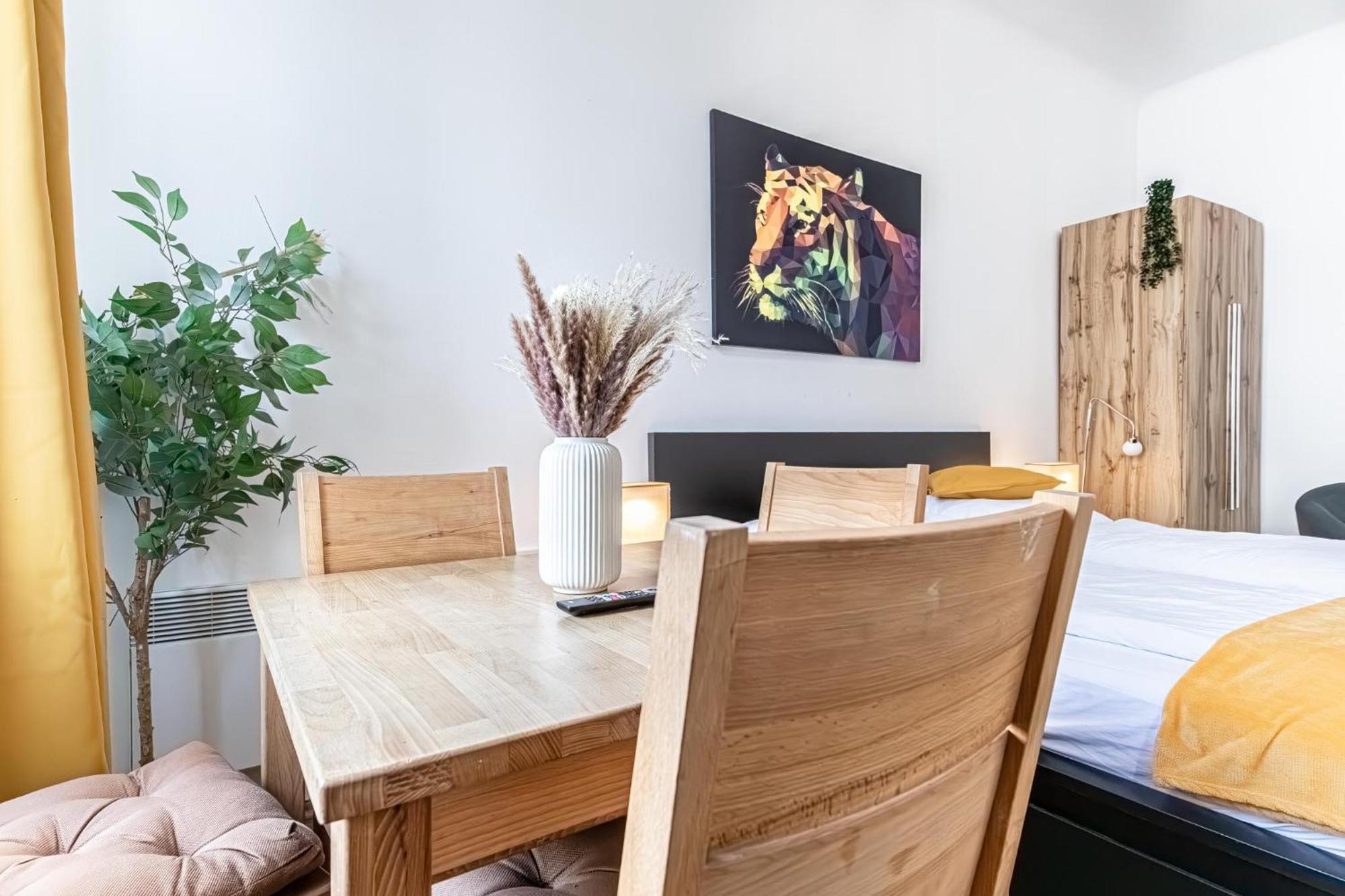 Explore Vienna: 1Br Retreat Near Westbahnhof Esterno foto